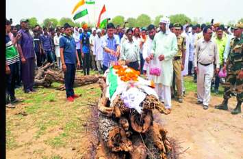 funeral of bsf jawan at village of churu sad moment at home जवान की पार्थिव देह घर पहुंचते ही मचा कोहराम, अंतिम यात्रा में उमड़ा पूरा गांव