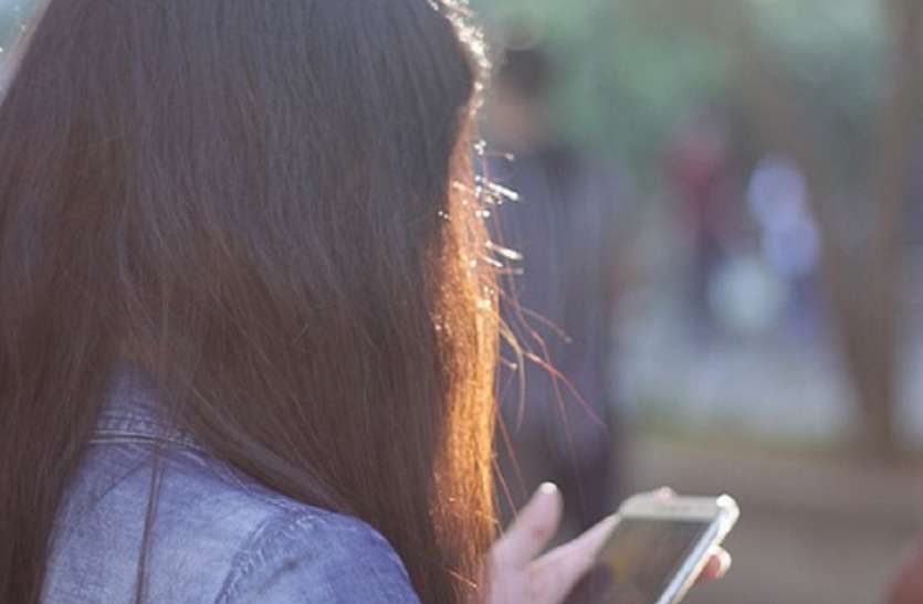mobile girl Ghaziabad: युवती ने मां को लड़का बनकर किया फोन, सच पता चलने पर परिजनों के उड़े होश