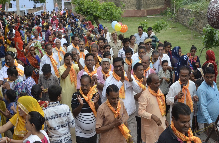 bharatpur Guru Purnima: राधे-राधे के जयकारों के साथ लगाई नगर परिक्रमा