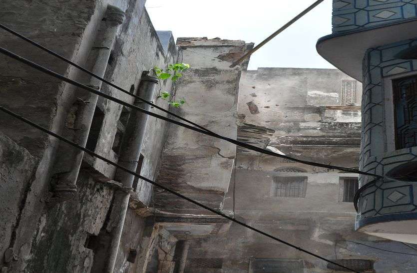 Nagar nigam damaged ruined buildings Nagar nigam damaged ruined buildings