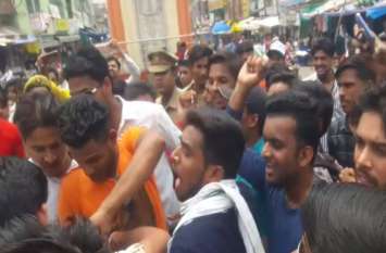 Students of ABVP blew effigy of bundelkhand university vice chanceller प्राइवेट महाविद्यालयों को लाभ पहुंचाने के लिए सरकारी महाविद्यालयों की सीटें हुईं कम, छात्रों में आक्रोश