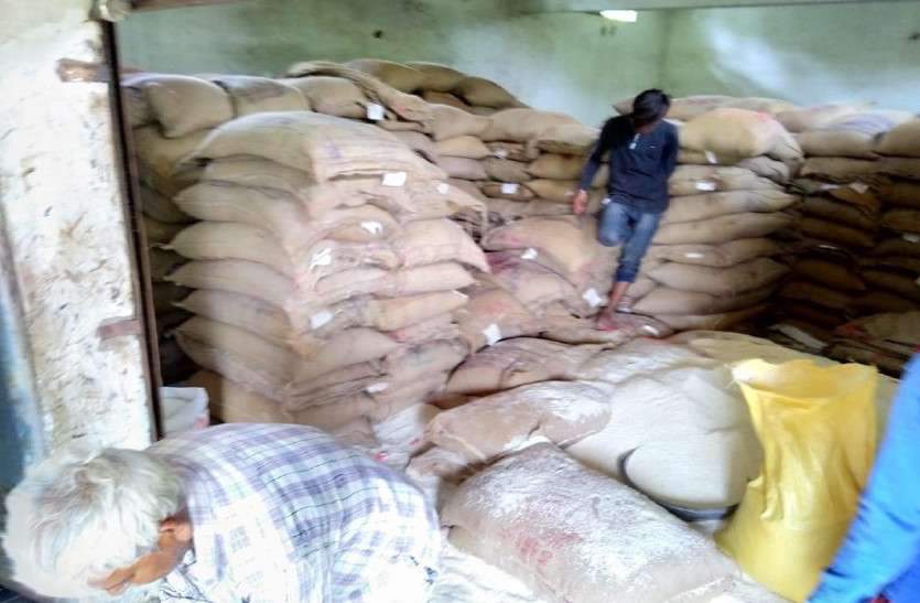Corruption in PDS राशन दुकान में धांधली का बड़ा खुलासा, वीडियो में देखिए एेसे होता है पूरा खेल