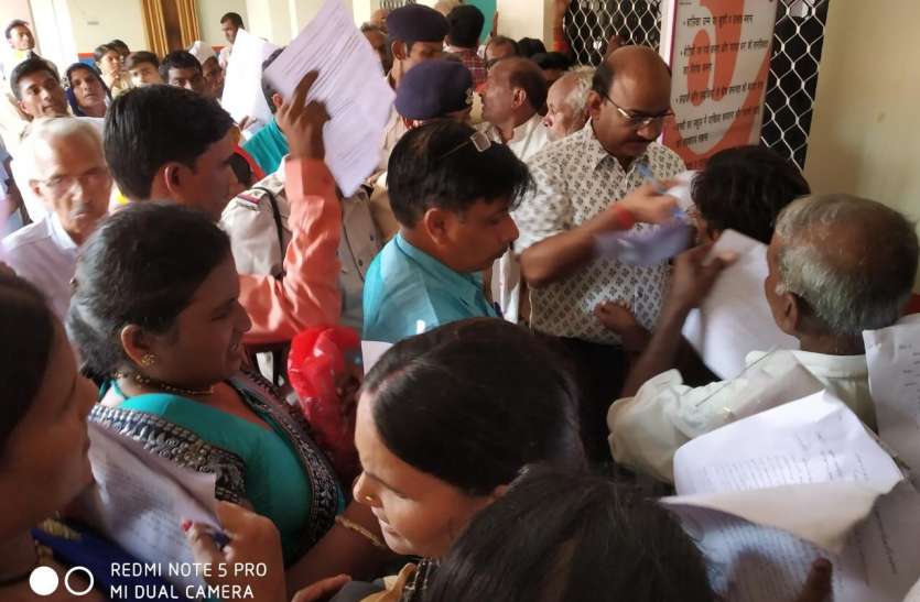 400 applicants arrived, leaving the collector had to come out 400 आवेदक पहुंचे तो हाल छोड़कर कलेक्टर को आना पड़ा बाहर