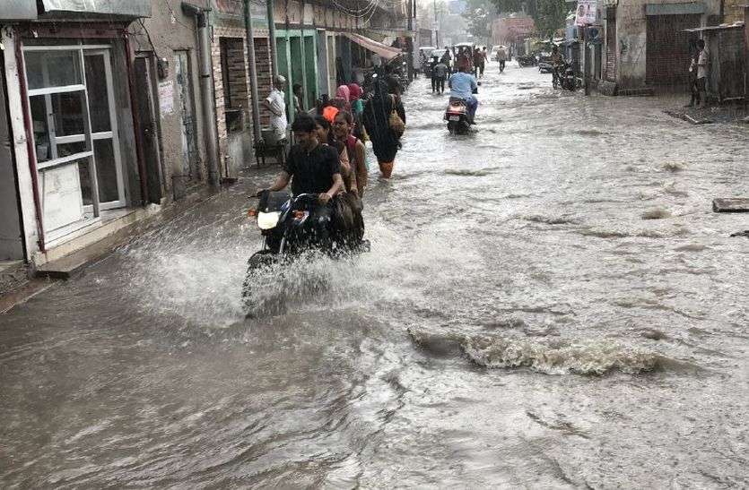 Rain in Shekhawati : शेखावाटी में कई दिनों बाद सावन के पहले दिन बुधवार को मेघों ने शिव का जलाभिषेक किया। अंचल के कई स्थानों पर तेज हवाओं के साथ जोरदार बारिश शुरू हुई, जो करीब आधे घंटे तक जारी रही। सावन के पहले दिन मेघों ने किया शिव का जलाभिषेक, तेज हवाओं संग शुरू हुई झमाझम बारिश