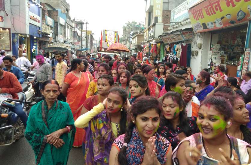 Girls dance Video : साईं बाबा की पालकी के आगे-पीछे युवक-युवतियों ने किया गजब का डांस, धूमधाम से निकली शोभायात्रा