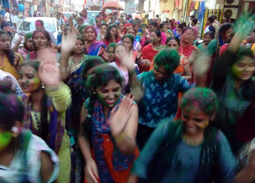 Young girls dance