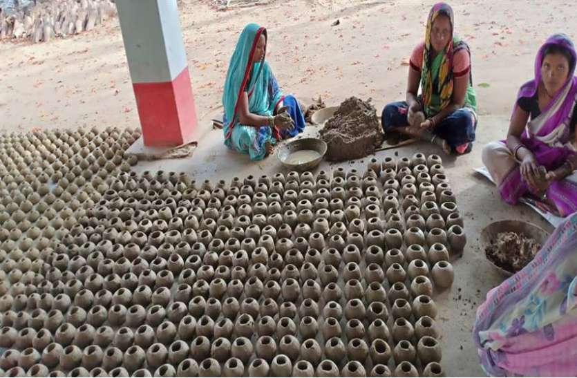 Women making seed ball केन्या की इस पद्धति से छत्तीसगढ़ की बंजर जमीन पर भी आएगी हरियाली, जानिए कैसे होगा यह मुमकिन
