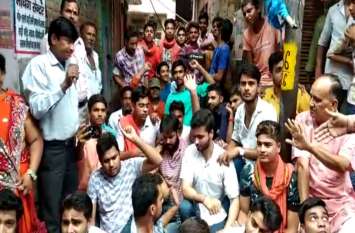 Hindu Yuva vahini read hanuman chalisa on road against namaz सड़क पर नमाज के विरोध में हिंदू युवा वाहिनी के कार्यकर्ताओं ने सड़कों पर किया हनुमान चालीसा का पाठ, किया ये ऐलान!