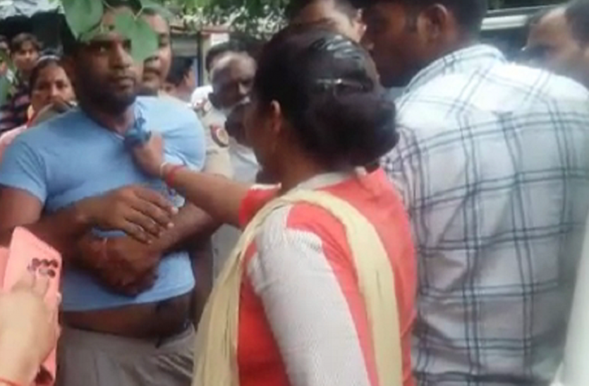 rampur Rampur: दरोगा ने की Anti Romeo Squad की महिला सिपाही से छेड़छाड़, विरोध करने पर की मारपीट- देखें वीडियो