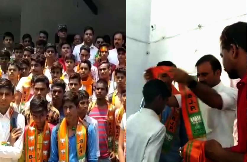 BJP Membership भाजपा विधायक ने स्कूल में छात्र-छात्राओं को पहनाया बीजेपी का पट्टा, दिलायी सदस्यता!, मामले ने तूल पकड़ा तो दी सफाई