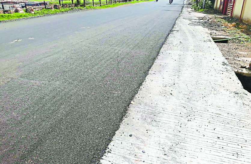 patrika पहली बारिश में बह गया एक करोड़ का वीआईपी रोड