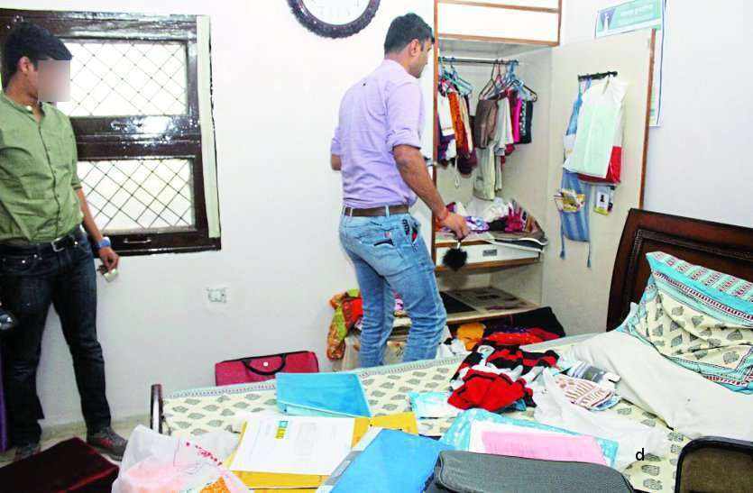 Theft in the house in Bilaspur पति बोला- साहब मैं तो लुट गया, बर्बाद हो गया, मेरी बीवी घर छोड़कर भाग गई और यहां लोगों ने मेरा पूरा घर ही लूट लिया