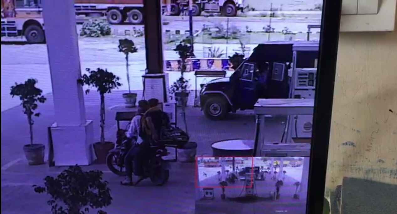 Suddenly a bullet hit the petrol pump, havildar injured पेट्रोल पंप पर चल गई अचानक गोली, हवलदार घायल