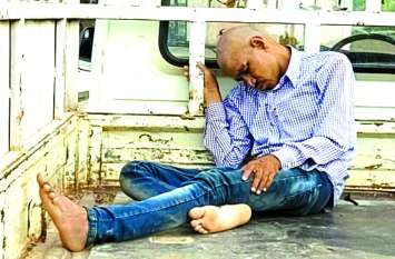 Alcohol Drunken Panchayat Secretary arrives ration card camp दारू पीकर राशन कार्ड शिविर में पहुंचा पंचायत सचिव, नशे में सोते देख गुस्साए ग्रामीणों ने कर दिया बुरा हाल