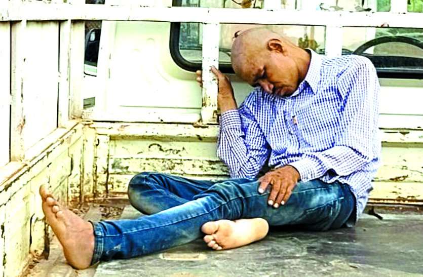 pancahayat sachiv दारू पीकर राशन कार्ड शिविर में पहुंचा पंचायत सचिव, नशे में सोते देख गुस्साए ग्रामीणों ने कर दिया बुरा हाल