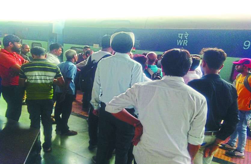 Express train ac coach 831 किमी तक एक्सप्रेस ट्रेन का AC कोच रहा खराब, रायपुर स्टेशन में पैसेंजरों ने किया हंगामा