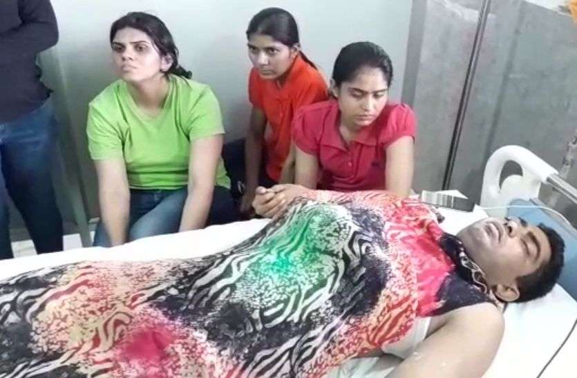 Unbalanced car overturned, injured soldiers Accident :पिता को आया लकवे का अटैक, देखने जा रहे सिपाही की असंतुलित कार पलटी, घायल