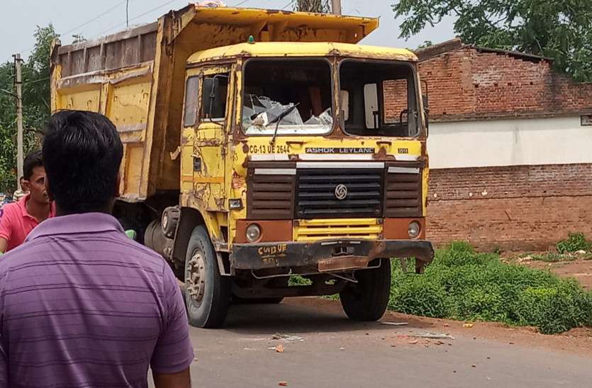 डंपर चालक ने बाइक सवार को ठोका, छह साल के मासूम की मौत, दो गंभीर