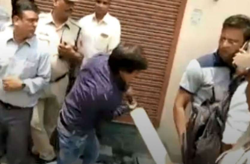 Kailash Vijayvargiya 'बल्लामार' विधायक आकाश विजयवर्गीय ने नोटिस भेजने के 13 दिन बाद मांगी माफी, कहा- अब ऐसा काम नहीं करूंगा
