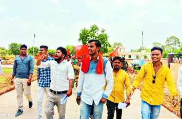 Demonstration for scholarship, housing and student union election छात्रवृत्ति, आवास गृह राशि और छात्रसंघ चुनाव की मांग को लेकर प्रदर्शन