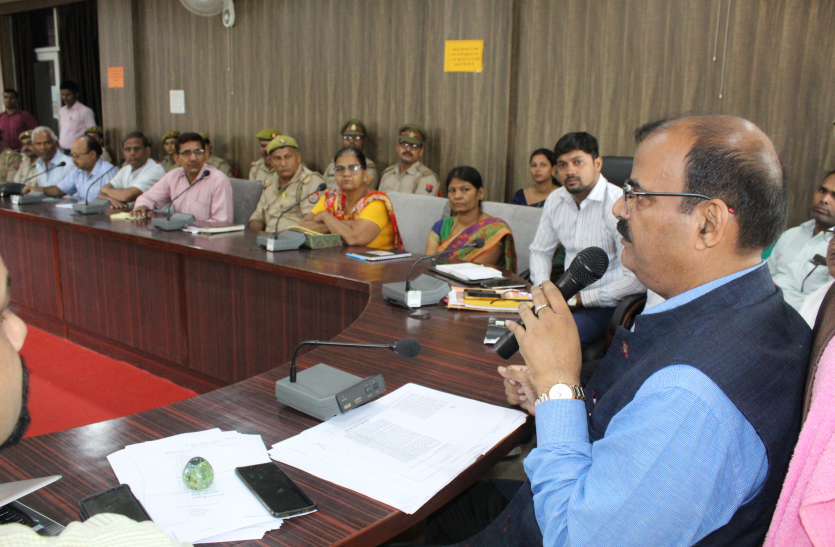Azamgarh DM Meeting मनचलों से खुद निपटेंगी छात्राएं सिखाया जाएगा कराटे