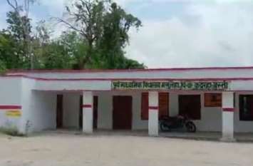 Government Primary School Open only two days in year at Basti यूपी के इस जिले में सिर्फ दो दिन खुलते हैं ये सरकारी विद्यालय, शिक्षक घर बैठे लेते हैं पूरा वेतन
