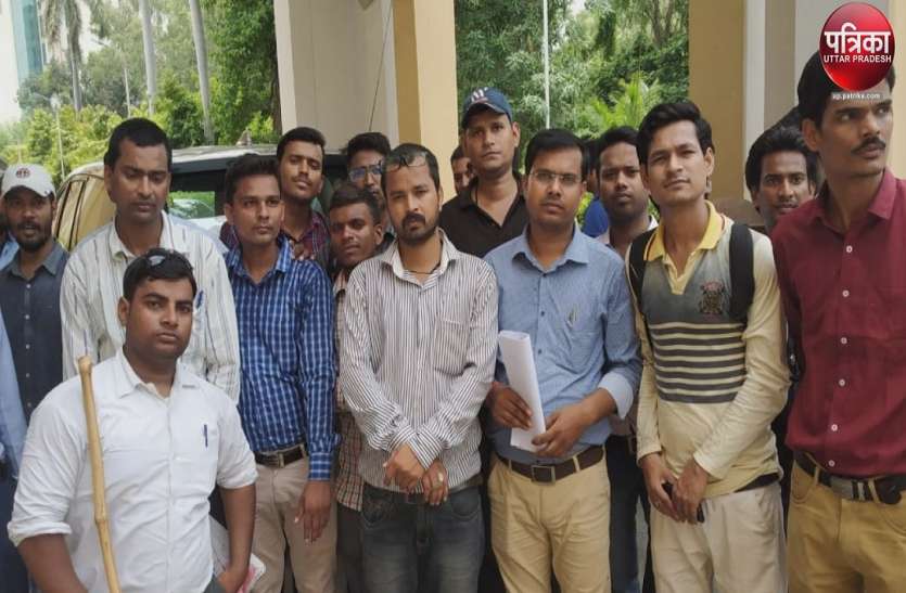 bhu students protest BHU की बीएड स्पेशल डिग्री को फर्जी बता कर युवाओं को नौकरी से निकाल रही झारखंड सरकार