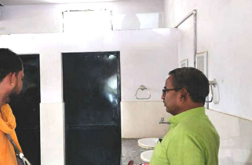 Bikaner Mayor Narayan Chopra inspection in pbm hospital कहीं पाइप टूटा मिला तो कहीं सीवर से नहीं जुड़ा शौचालय