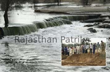 broken ganani dirty water flow in gajsar village of churu Watch : चूरू के गाजसर गांव में आफत बनकर टूटी गैनाणी, खेत और घरों में घुसा पानी, छतों पर पहुंचे लोग