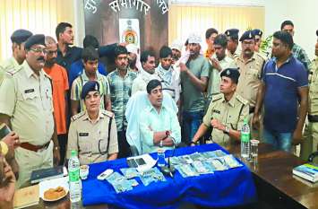 Police arrest 10 people who theft empty houses in Chhattisgarh सूने मकान ढूंढकर रेकी के बाद करते थे चोरी, पुलिस ने किया 10 लोगों को गिरफ्तार
