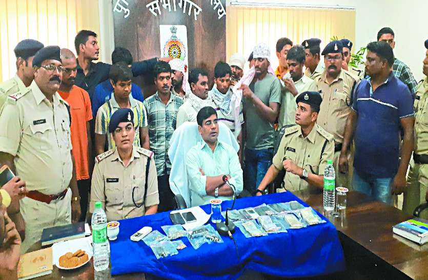 Crime in chhattisgarh सूने मकान ढूंढकर रेकी के बाद करते थे चोरी, पुलिस ने किया 10 लोगों को गिरफ्तार