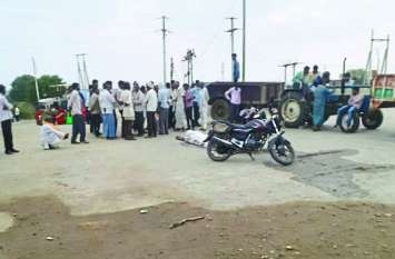 man crushed by sand tractor in bilaua रेत से भरे ट्रैक्टर ने युवक को कुचला, नेशनल हाईवे पर लगा लंबा जाम