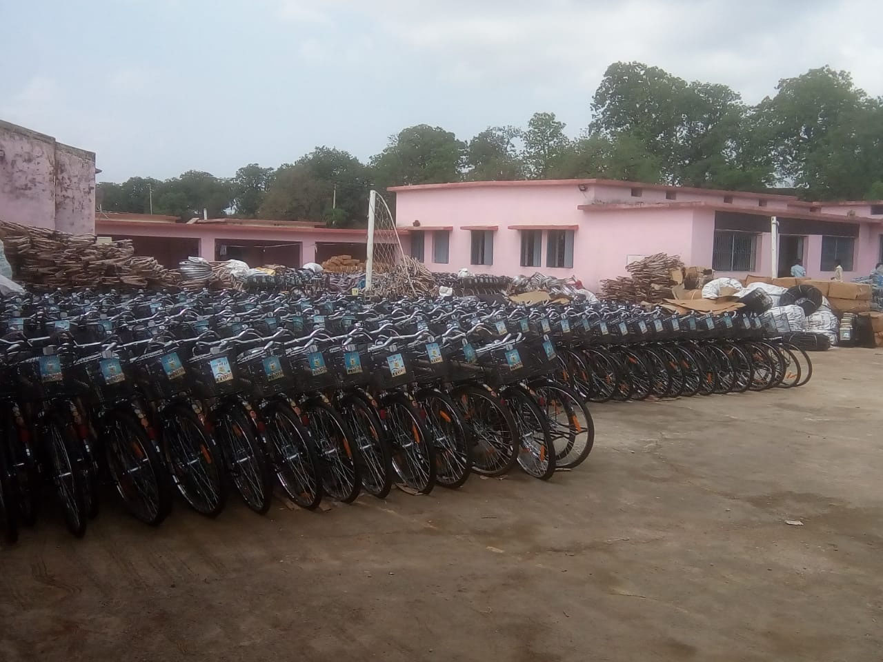 Bicycle bins in front of school grounds and convenience store स्कूल मैदान व सुविधाघर के सामने लगा साइकिलों का अंबार