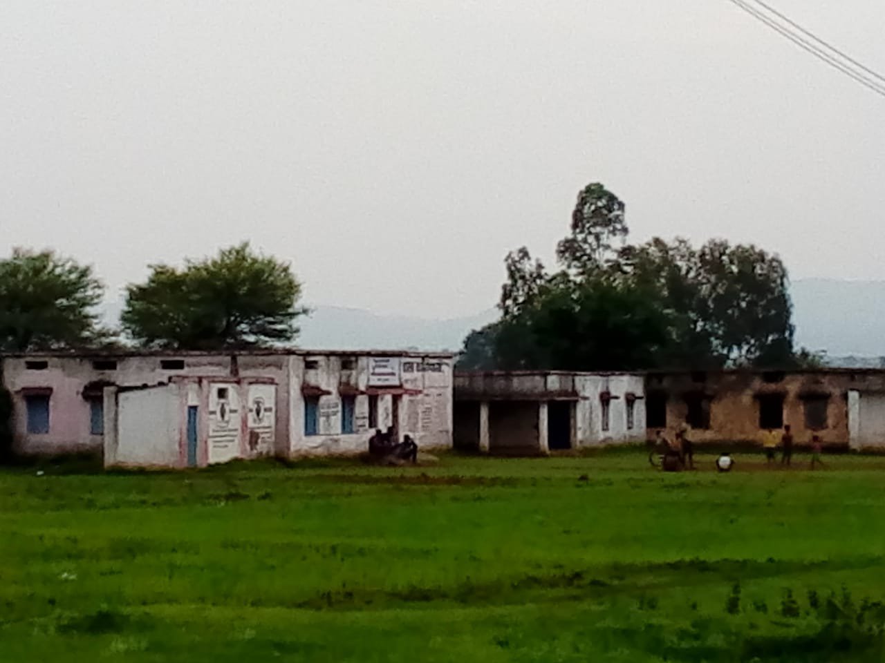School Playground Made Up Farm स्कूल के खेल मैदान को बना दिया खेत