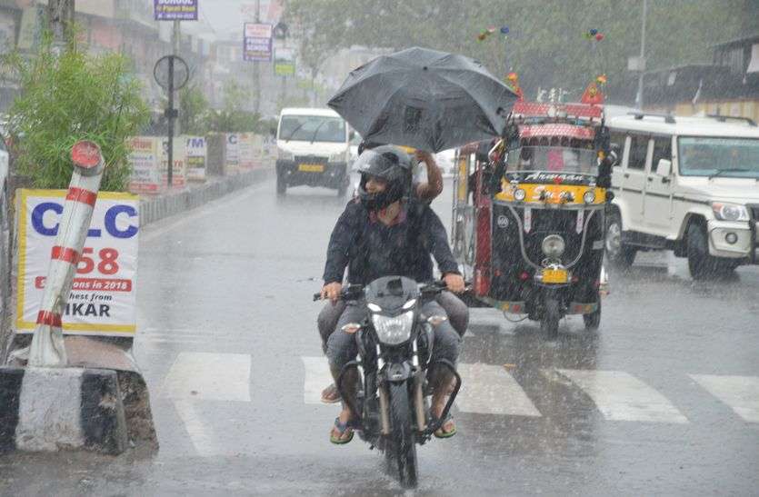 राजस्थान में यहां तेज बारिश के बाद शहर हुआ पानी-पानी, सड़कें नी दरियां