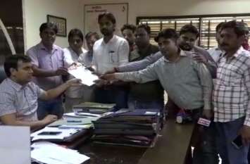 Memorandum given to DM over indecentness with journalist पत्रकार के साथ अभद्रता के मामले को लेकर डीएम को सौंपा ज्ञापन, बीडीओ के विरुद्ध कार्रवाई की मांग, देखें वीडियो