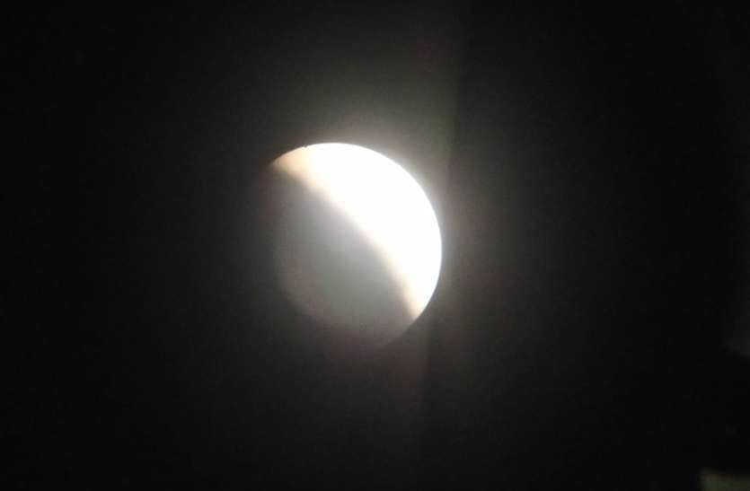 lunar eclipse आपको यकीन नहीं होगा लेकिन इस वजह से लाल की बजाय काला दिखा ग्रहण का चंद्रमा..