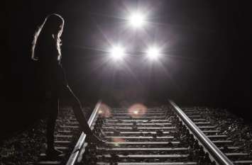 Sadly sister jumped in front of train due to brother's death भाईयों की मौत से दुखी बहन ने ट्रेन के सामने कूदकर की आत्महत्या