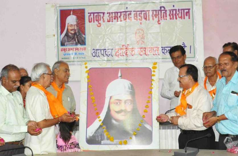 statue-of-thakur-badwa चौराहे पर लगे ठाकुर बड़वा की मूर्ति