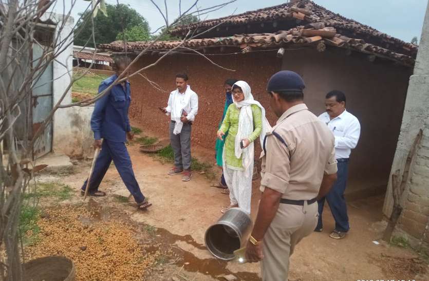 SDM raid एसडीएम को पता चली ये बात तो ताबड़तोड़ मारा छापा, जब हर घर से निकलने लगा ये सामान तो रह गए हैरान, फिर...