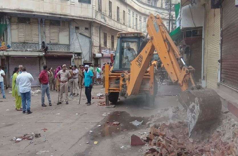 choodi market in alwar : encroachment removal in alwar अलवर के चूड़ी मार्के से नगर परिषद ने हटाया अतिक्रमण, सुबह 4 बजे की कार्रवाई, 200 से अधिक पुलिसकर्मी व होमगार्ड रहे मौजूद