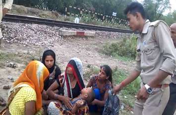 Child Found on Railway Track VIDEO रेलवे ट्रैक पर इस हालत में मिला मासूम, देखने वालों के उड़े होश