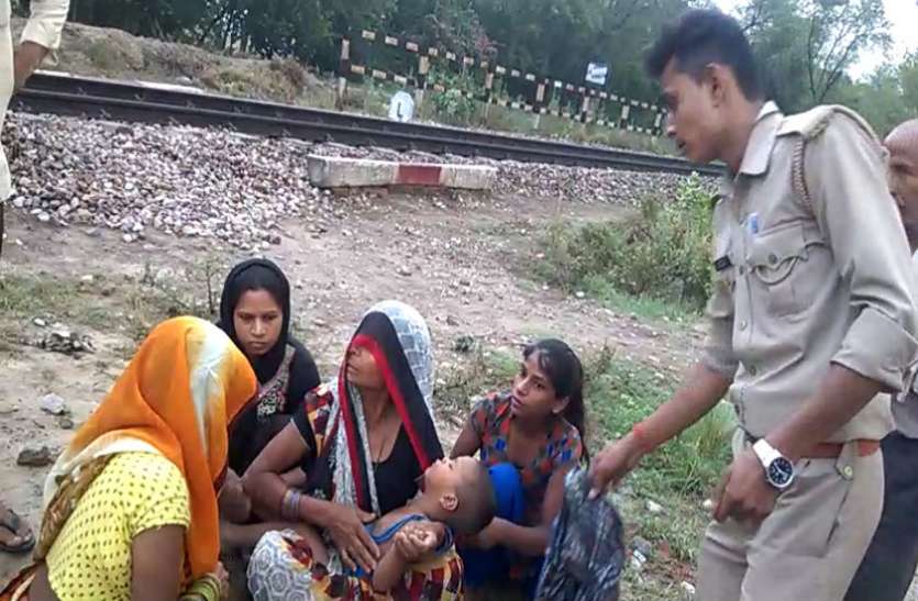 Child VIDEO रेलवे ट्रैक पर इस हालत में मिला मासूम, देखने वालों के उड़े होश