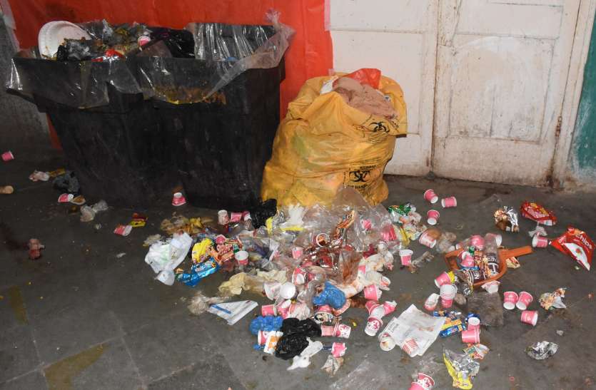 Patients facing problems in bikaner pbm hospital सफाई ठेका पौने तीन करोड़ सालाना, फिर भी सड़ांध मारता पीबीएम अस्पताल