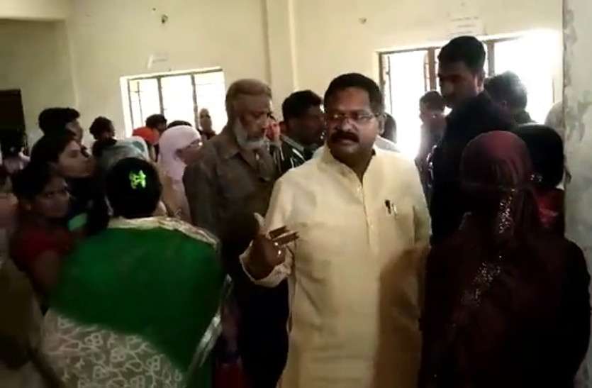 Ration Card Renewal राशनकार्ड नवीनीकरण का चल रहा था काम, अचानक पहुंच गए मंत्री जी और फिर..