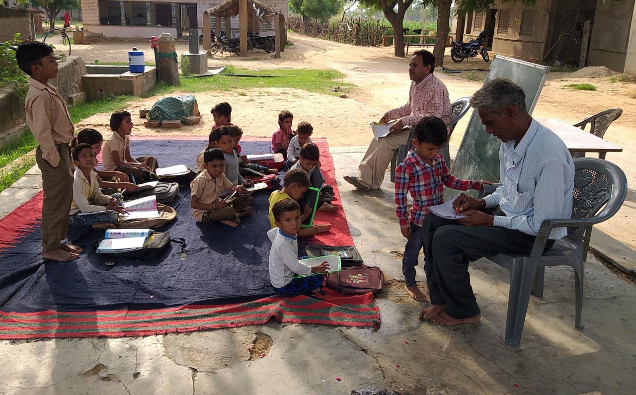 govt school under tree for 15 years जयपुर में 15 साल से पेड़ के नीचे चल रही पाठशाला