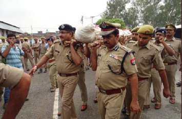 yogi adityanath anounce 50 lakh muawza for sambhal up police constable Sambhal: गोली लगने के बावजूद शहीद सिपाहियों ने पकड़ लिया था बंदियों को, बहादुरी की कहानी सुनकर गर्व करेंगे आप- देखें वीडियो