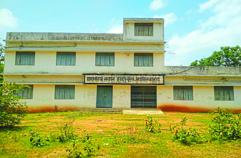 5 Classes operating in only 3 rooms in baloda bazar school लाखों खर्च करके बनाया नया भवन फिर भी इस स्कूल में तीन कमरों में संचालित हो रही 5 कक्षाएं