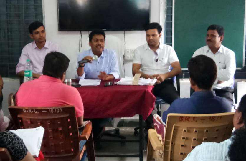 1 किसी स्कूल में मैदान नहीं तो कोई वेतन समय पर नहीं दे रहा