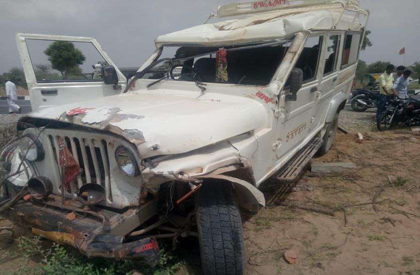 Bike Jeep Accident : नवलगढ़ रोड पर सीकर और झुंझुनूं जिले की सीमा पर बुधवार दोपहर दर्दनाक हादसे में बाइक सवार की मौत हो गई। गमी में जा रहे परिवार की जीप हुई हादसे का शिकार, तेज धमाका सुनकर बचाने के लिए दौड़े लोग